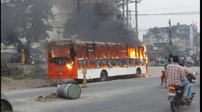  दुर्घटनामा विद्यार्थीको मृत्यु भएपछि स्थानीयले बसलाई जलाइदिए, अवस्था तनावग्रस्त 